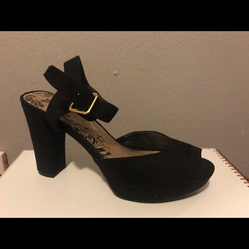 Velvet black pumps